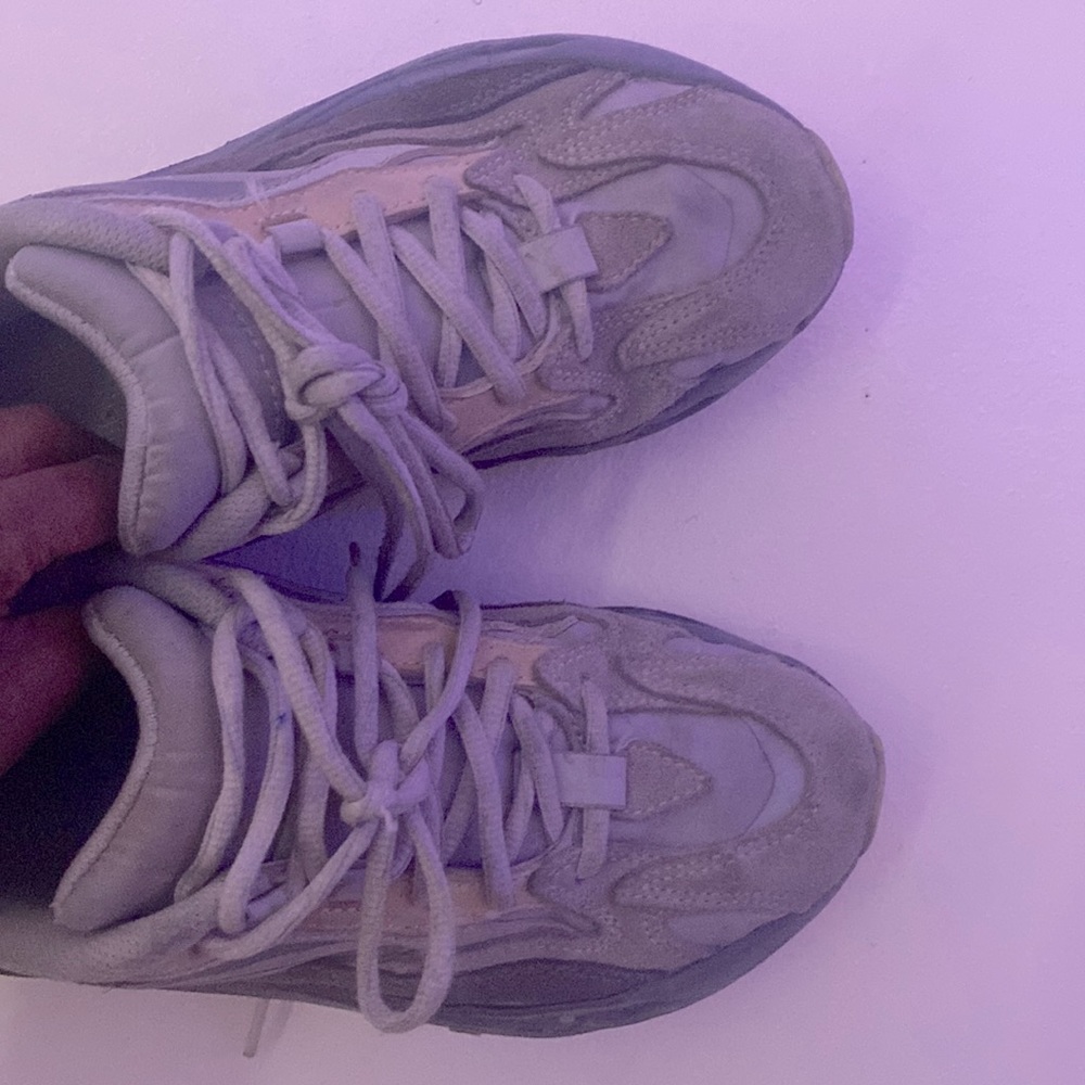 Yeezy‘s size 6 gray